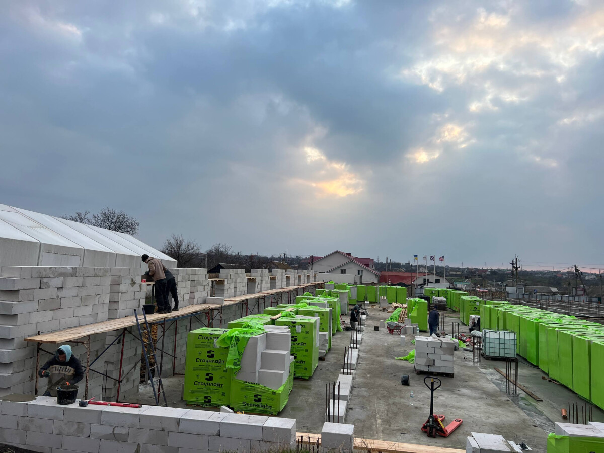 The first floor is already under construction: a shelter for the elderly and people with disabilities!