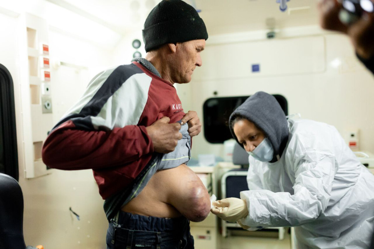 Мобільний медичний пункт рятує бездомних від смертельної загрози холоду, надаючи їм необхідну допомогу.