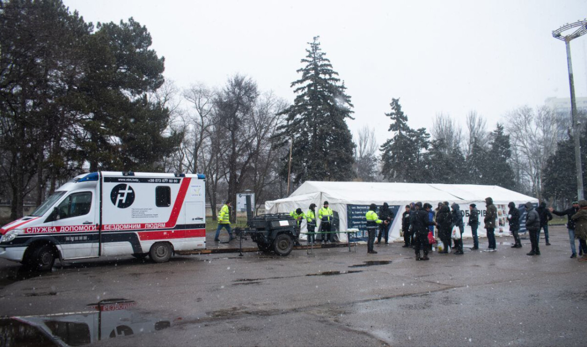 "Brot brechen mit den Hungrigen", um die Obdachlosen auf den Straßen von Odesa unter den Bedingungen des Krieges zu versorgen.