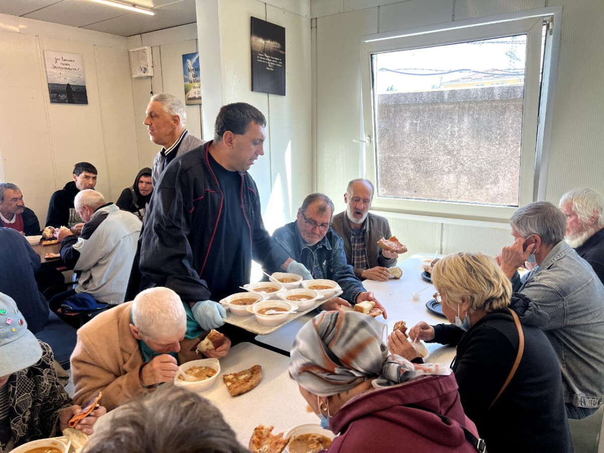 HOT MEALS AND CARE FOR SOCIALLY VULNERABLE PEOPLE