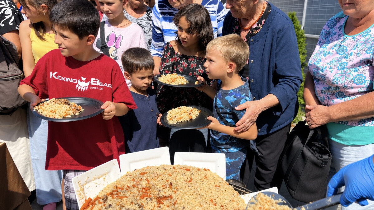 DELICIOUS PILAF BROUGHT UKRAINIANS TOGETHER ON SUNDAY