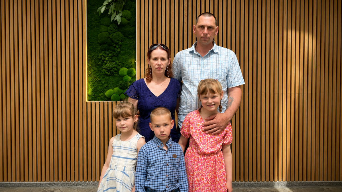 Er blieb allein mit drei Kindern zurück. Was danach geschah, veränderte ihr Leben