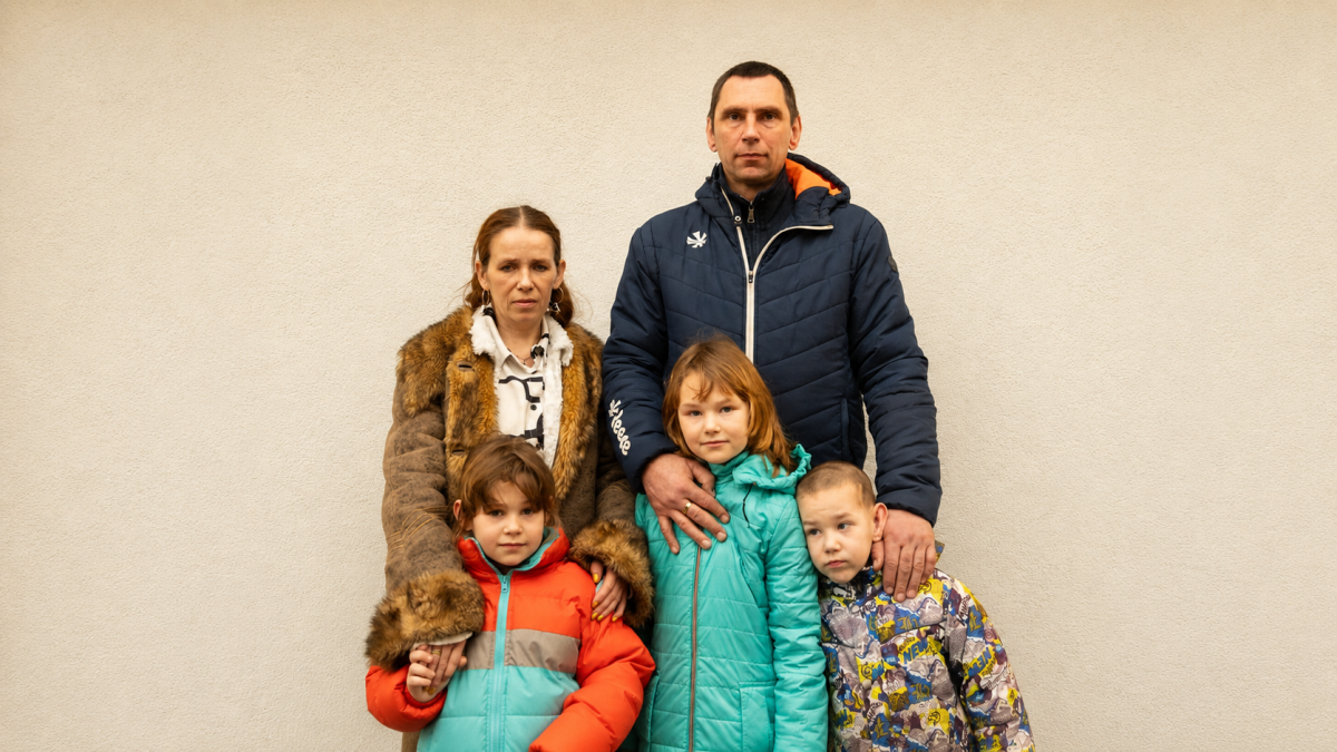 Він залишився сам із трьома дітьми. Те, що сталося далі, змінило їхнє життя