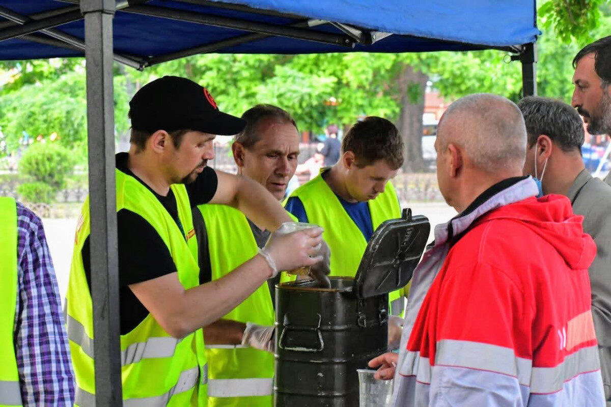 «Розділи хліб з голодним» у люту літню спеку