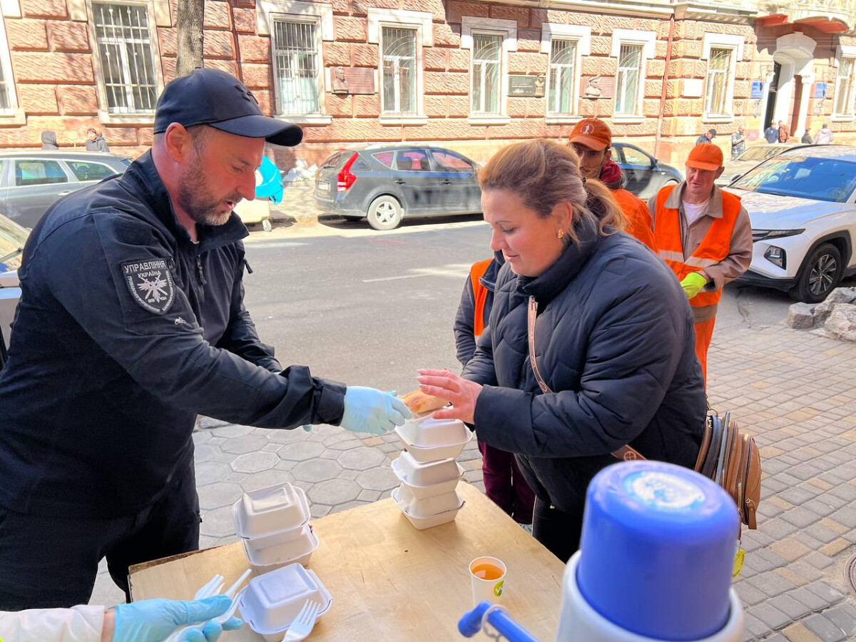 Гаряча їжа на місці руйнувань: Капеланський Патруль Одеси підтримав постраждалих після нічної атаки
