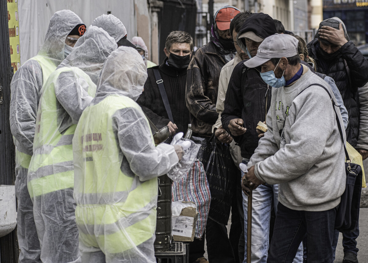 «Розділи хліб із голодним»: годування бездомних у карантин