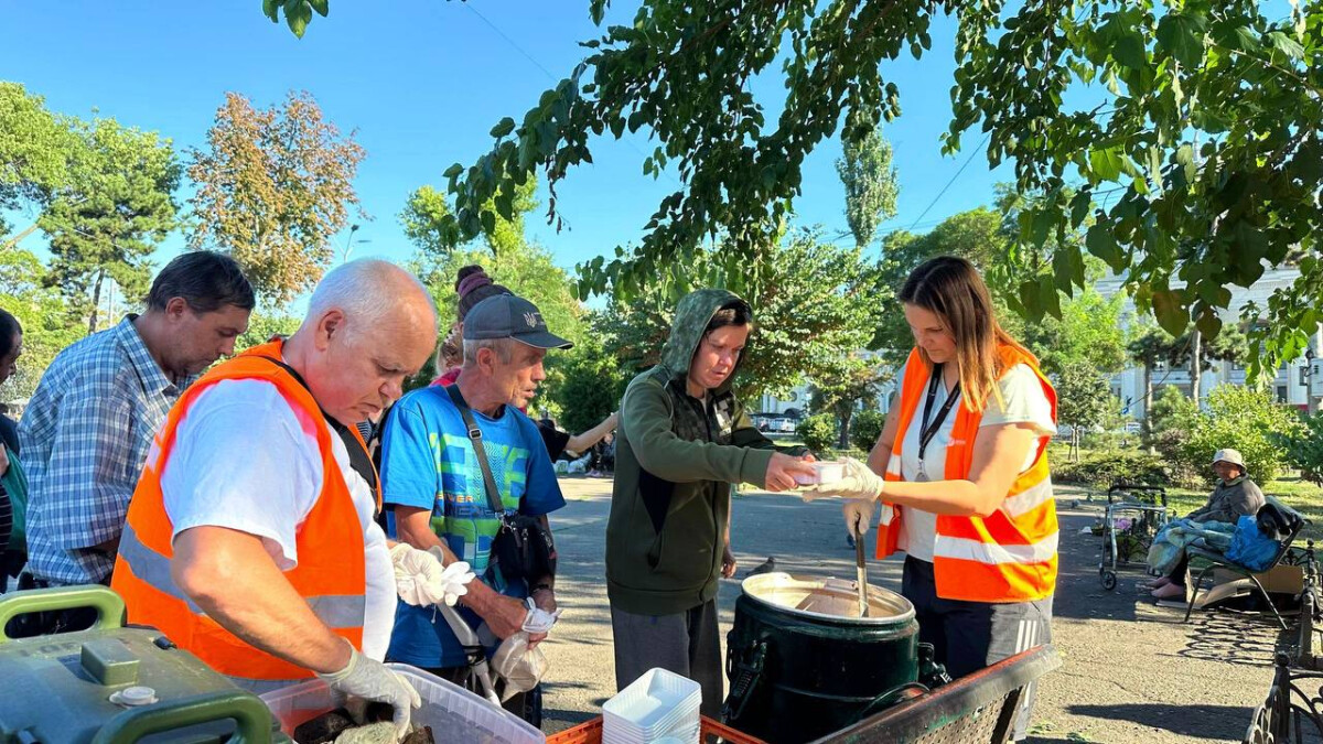 HILFE FÜR OBDACHLOSE MENSCHEN AUF DEN STRASSEN VON ODESA