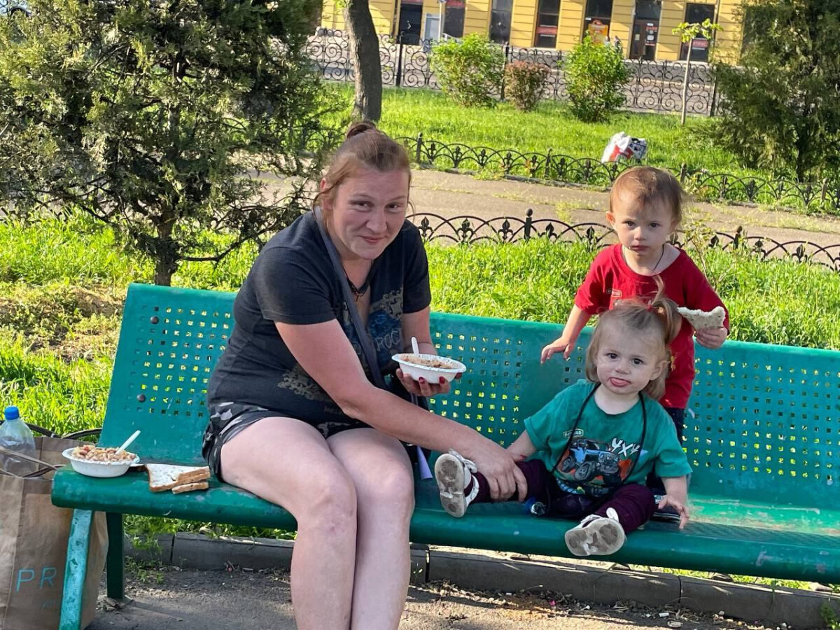 Служба допомоги бездомним людям стала порятунком для родини з маленькими дітьми.