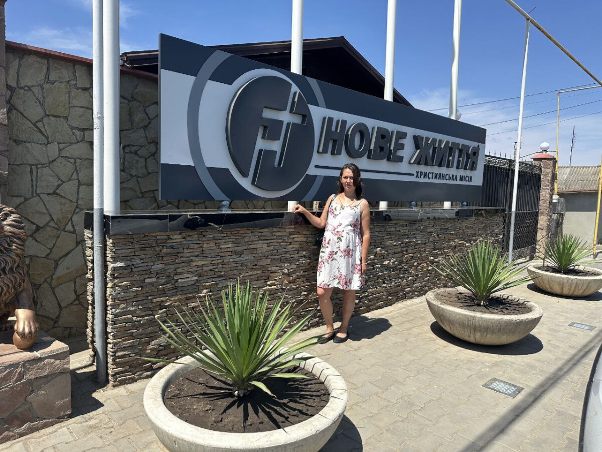 Жінка яка носе під сердцем вже пяту дитину та історія втрат чез пагубні звичкі.